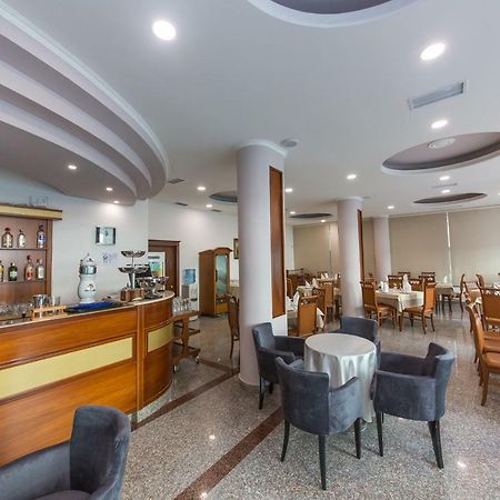 Western Star Hotel Драч Екстериор снимка