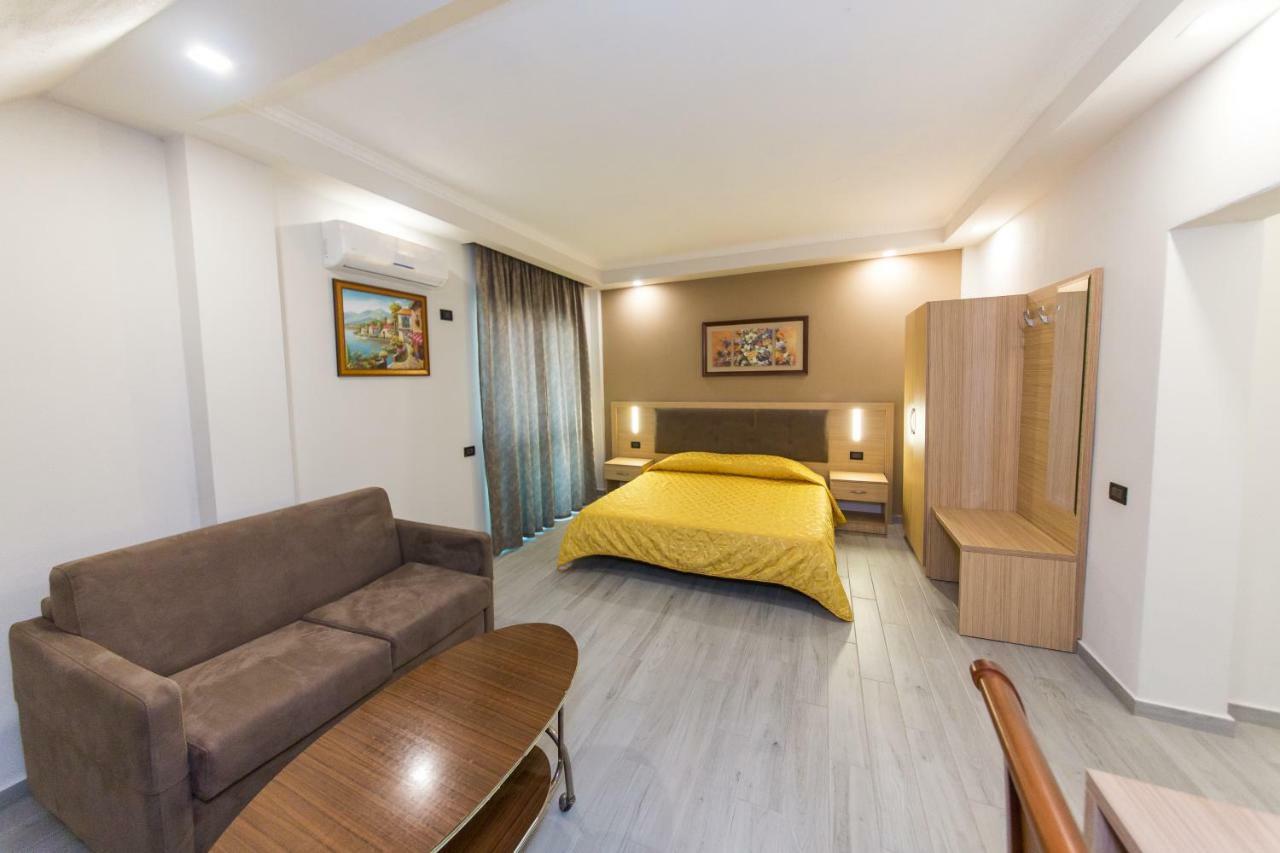Western Star Hotel Драч Екстериор снимка